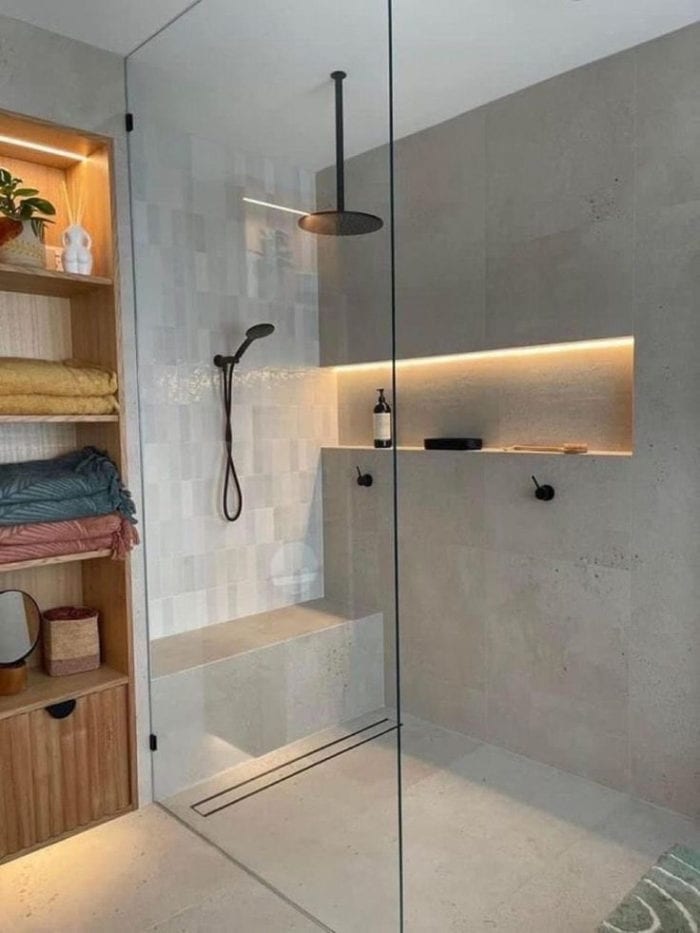 Moderne inloopdouche met houten schappen
